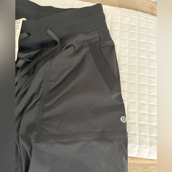 Lululemon pants size 4 - Picture 2 of 3
